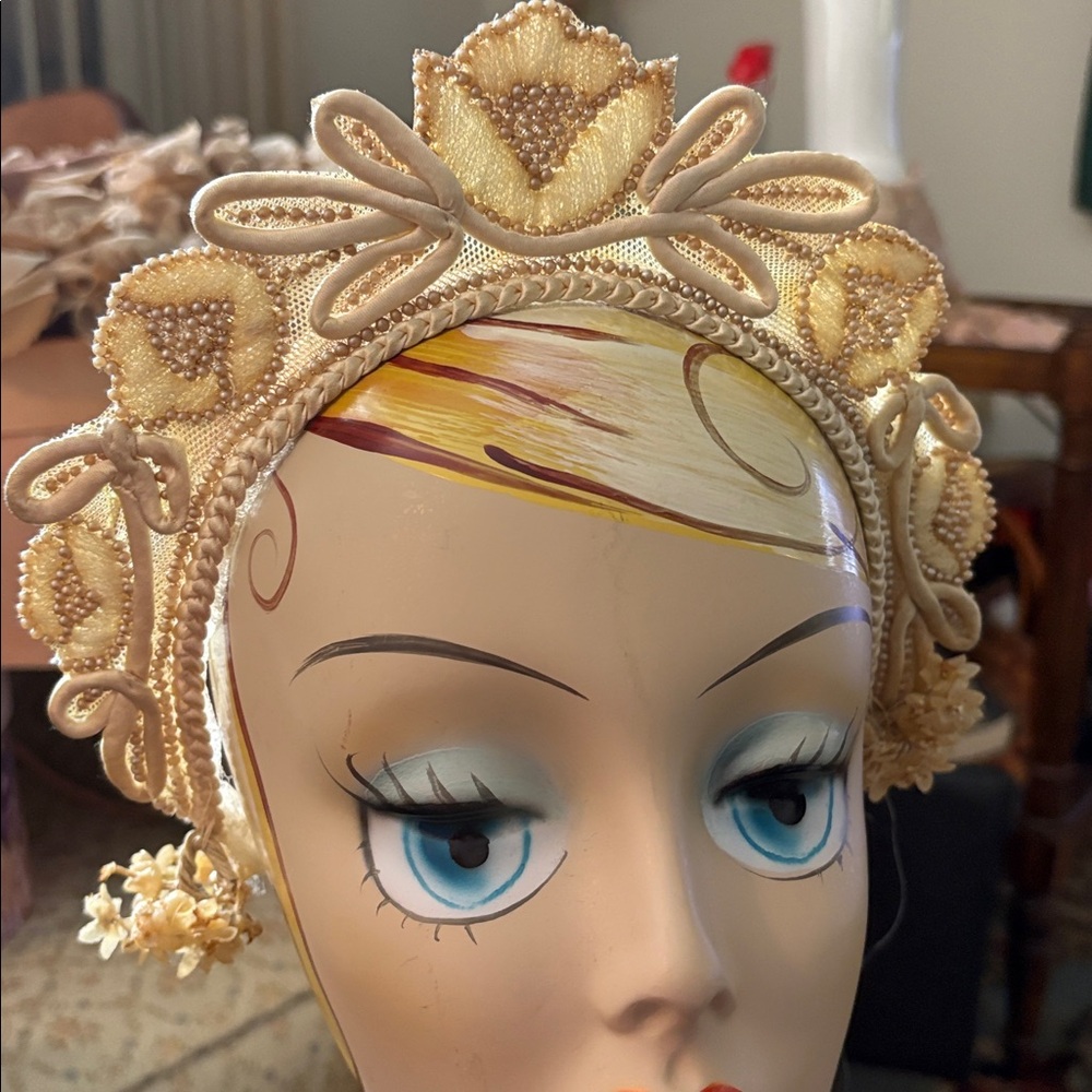 Vintage 1920s Bridal Headpiece with small Wax Flowers and Beads - Picture 2 of 9